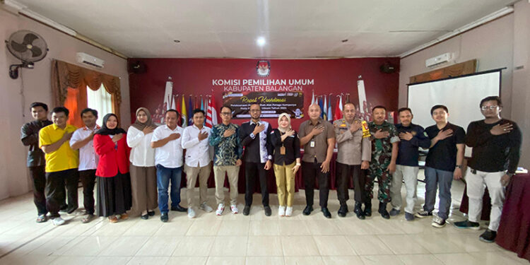 PENYELENGGARA, peserta dan pihak terkait dalam Pemilu 2024 berfoto bersama usai menggelar rakor, Jumat (9/2).