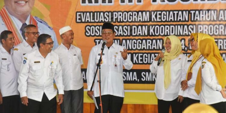 GUBERNUR Kalimantan Selatan H Sahbirin Noor berdialog dengan para guru saat menghadiri Rapat Koordinasi Evaluasi Program Kegiatan Tahun 2023, Sosialisasi dan Koordinasi Tahun 2024 dan Perencanaan Program Tahun 2025 di Kiram Park.