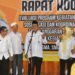 GUBERNUR Kalimantan Selatan H Sahbirin Noor berdialog dengan para guru saat menghadiri Rapat Koordinasi Evaluasi Program Kegiatan Tahun 2023, Sosialisasi dan Koordinasi Tahun 2024 dan Perencanaan Program Tahun 2025 di Kiram Park.