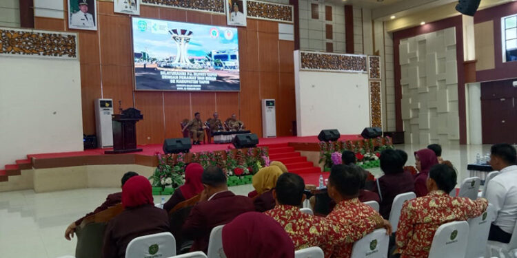 PJ Bupati Tapin M Syarifuddin MPd saat berdiskusi dengan tenaga kesehatan pada acara pertemuan silaturahmi dengan perawat dan bidan di Tapin, Senin (12/2).