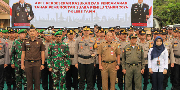 ASISTEN pemerintahan dan Kesra H Zainal Abidin SSos MM dan Kapolres Tapin AKBP Sugeng Priyanto SIK berfoto bersama usai apel pergeseran pasukan pengamanan tahapan pemilu 2024, Senin (12/2).