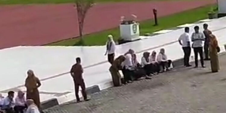 TANGKAPAN layar ASN di lingkungan Kantor Setda Tapin saat berada di halaman usai merasakan getaran gempat, Selasa (13/2).