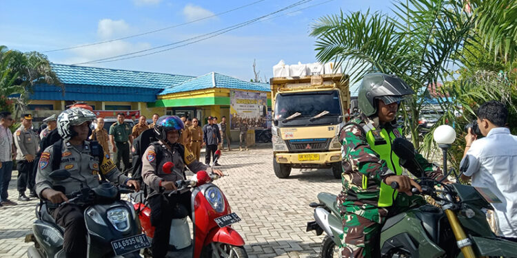 SUASANA pendistribusian logistik di Kecamatan Tapin Utara, Selasa (13/2).