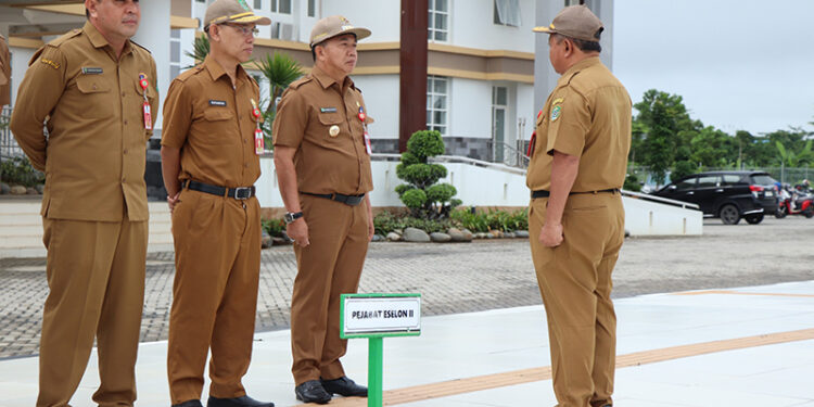 PJ Bupati Tapin M Syarifuddin MPd saat menjadi pembina apel pagi peningkatan disiplin ASN, Senin (12/2).