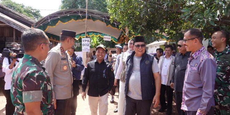 GUBERNUR Sahbirin Noor bersama Ketua KPU, Ketua Bawaslu dan jajaran Forkopimda Kalsel saat memantau TPS 002 di Desa Tungkaran, Kabupaten Banjar.