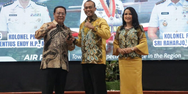 GUBERNUR Kalimantan Selatan H Sahbirin Noor menyerahkan cinderamata kepada Kolonel Pnb Vincentius Endy Hadi Putra (mantan Danlanud Sjamsudin Noor Banjarmasin.