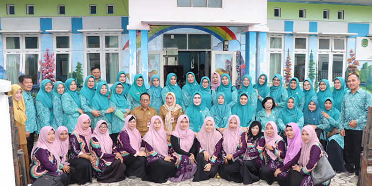 PJ Ketua TP PKK Masrupah dan jajaran berfoto bersama saat kegiatan pembinaan Posyandu Balita Desa A Yani Pura, Kecantikan Binuang, Selasa (20/2).
