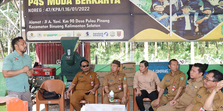 PJ Bupati Tapin M Syarifuddin MPd dan jajaran saat mengunjungi P4S Desa Pulau Pinang dan berbincang dengan petani, Selasa (20/2).