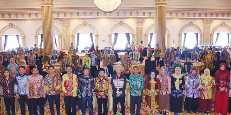 SEKDA Tapin H Sufiansyah berfoto bersama Kepala Badan Kepegawaian Negara Regional VII Banjarmasin Darmuji SSos MSI di Grand Qin Hotel Banjarbaru, Kamis (22/2).