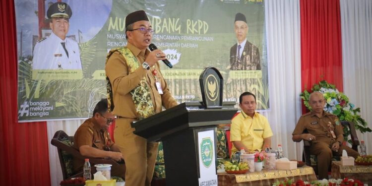 PJ Bupati Tapin M Syarifuddin MPd saat membuka kegiatan Musrenbang RKPD Kecamatan Tapin Selatan dan Salam Babaris di gedung serba guna Desa Salam Babaris, Selasa (27/2).