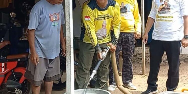 GUBERNUR Sahbirin Noor ketika membantu menyalurkan air bersih kepada warga korban banjir. 