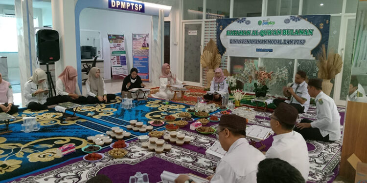 KEPALA DPMPTSP Hj Fauziah saat memimpin acara khataman Alquran yang di ikuti para ASN dan PTT di dinas setempat.