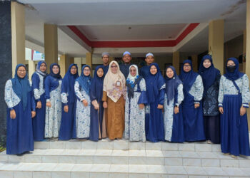 KEPALA SDN Rantau Kiwa 1 Hj Siti Jamidah SPd MM bersama Pengawas Kecamatan Tapin Utara Murniyati SPd MM berfoto bersama para pengajar usai kegiatan Pesantren Ramadhan.