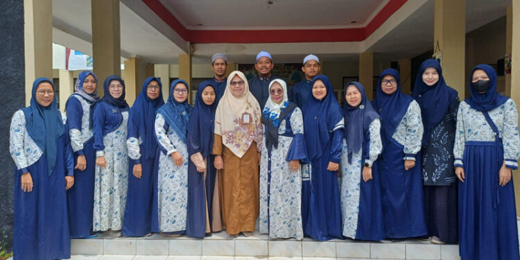 KEPALA SDN Rantau Kiwa 1 Hj Siti Jamidah SPd MM bersama Pengawas Kecamatan Tapin Utara Murniyati SPd MM berfoto bersama para pengajar usai kegiatan Pesantren Ramadhan.