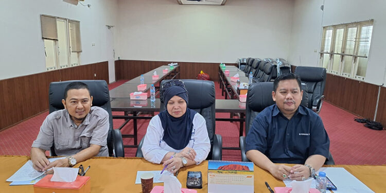 KETUA DPD Hiswana Migas Kalsel Muliana Yuniar dan Wakil Ketua HM Irfan saat menjelaskan stok BBM dan elpiji aman menjelang Ramadhan.