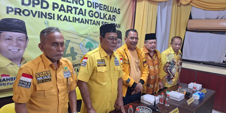 KETUA DPD Partai Golkar Kalsel H Sahbirin Noor didampingi Sekretaris H Supian HK saat mengucapkan syukur atas kemenangan Partai Golkar pada Pemilu 2024 di Kalsel.