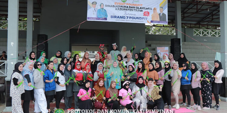 PJ Ketua TP PKK Masrupah berfoto bersama pada kegiatan event Poundfit.