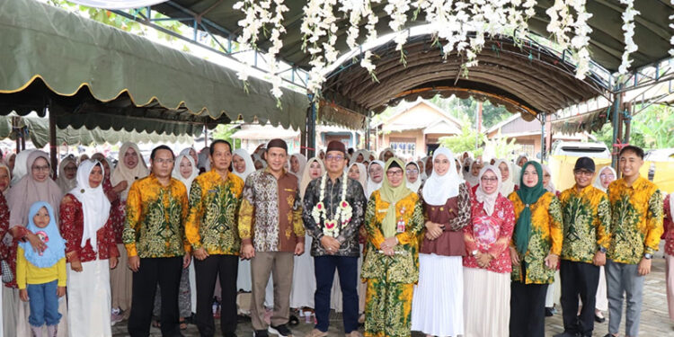 PJ Bupati Tapin M Syarifudin MPd berfoto bersama Kepala Dinas Pendidikan Hj Irnawati SPd MM, Camat Tapin Tengah Hamzah Asegaf, dan Ketua IGTKI Tapin Fitriyana SPd.