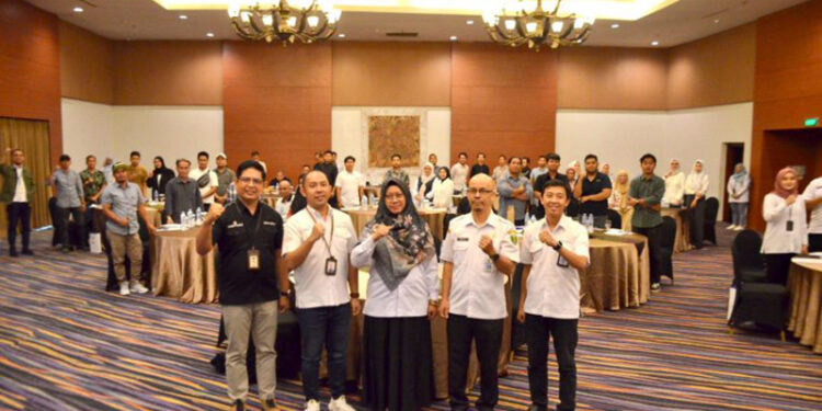 Plt Kepala Divisi Komersial dan Korporate Bank Kalsel Yugo Trianto saat berfoto bersama para kontraktor Kabupaten Balangan danĀ Tabalong di Aston Tanjung City Hotel, Tabalong, Rabu (6/3).