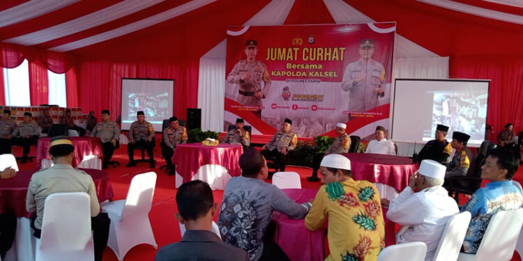 KAPOLDA Kalsel Irjenpol Winarto SH MH saat melaksanakan Jumat Curhat di Kabupaten Tapin.