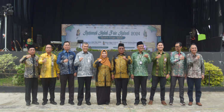 GUBERNUR H Sahbirin Noor didamping istri, Hj Raudatul Jannah foto bersama usai membuka Pasar Raya TPID IV dan National Halal Fair 2024 di Halaman Taman Budaya Kalsel, Senin (19/3) sore.