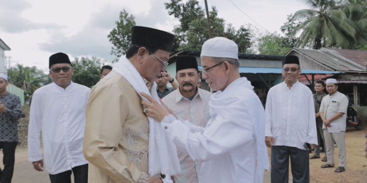 Gubernur Kalimantan Selatan, H Sahbirin Noor mendapat sambutan kekeluargaan ketika menghadiri halal bi halal keluarga besar Ponpes Nurul Hijrah Jorong dan mendapat kalungan serban dari pimpinan Ponpes tersebut, KH Muhammad Mukri Yunus.