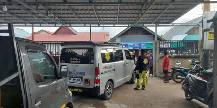 Polisi dibantu emergecy saat evakuasi jasad korban ke mobil ambulan .