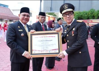 BUPATI Kotabaru H Sayed Jafar SH saat menerima penghargaan dari Menteri Hukum dan HAM RI Yasonna H Laoly pada Hari Bhakti Permasyarakatan ke-60, Senin (29/4) pagi.
