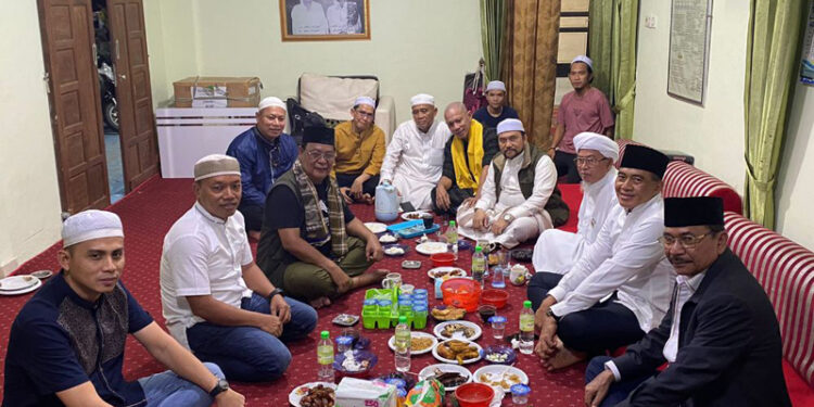 Gubernur Kalimantan Selatan, H Sahbirin Noor bersama rombongan dan Pangdam VI Mulawarman, Mayjen TNI Tri Budi Utomo sahur bersama di Majelis Ta’lim Pimpinan KH Zainal Hakim.