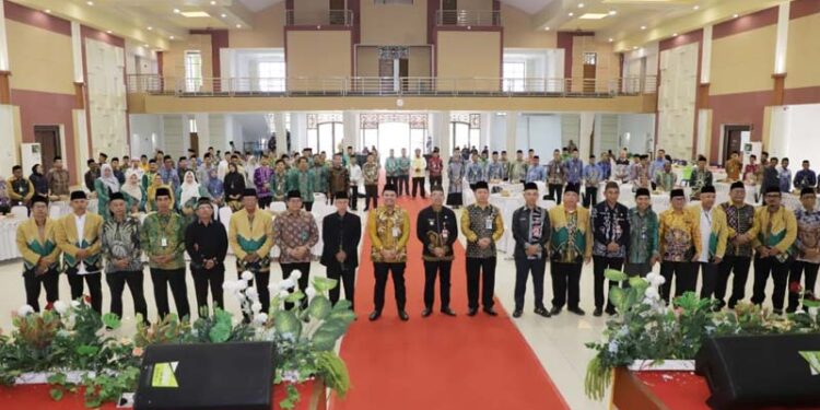 SEKDAPROV Roy Rizali Anwar mewakili Gubernur Sahbirin Noor foto bersama pada Rakerda LPTQ Kalsel, Kamis (18/4).