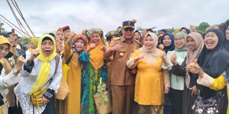 Gubernur Kalimantan Selatan, H Sahbirin Noor bersama Ketua Tim Penggerak PKK Provinsi Kalsel, Hj Raudatul Jannah, SKM, MKes atau Acil Odah berfoto bersama kartini Kalsel usai melakukan penanaman pohon 