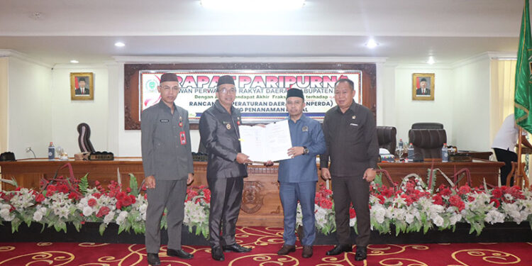 PJ Bupati Tapin M Syarifuddin MPd bersama Ketua DPRD Tapin H Yamani SAK, Wakil ketua I DPRD Tapin H Midfay Syahbani dan Sekretaris Daerah Dr H Sufiansyah MAP berfoto bersama usai penandatanganan nota kesepahaman ranperda penyelenggaraan penyertaan modal pada rapat paripurna, Selasa (30/4).