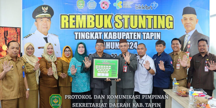PJ Bupati Tapin M Syarifuddin, Ketua TP PKK Masrupah, dan Sekretaris Daerah H Sufiansyah berfoto bersama usai penandatanganan komitmen bersama penurunan stunting pada acara rembuk stunting tingkat Kabupaten Tapin.