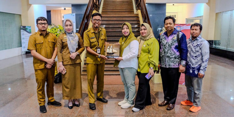 KOMISI I DPRD Kalsel berfoto bersama saat menyambangi Diskomimfo Staistik dan Persandian Provinsi Sulawesi Selatan.