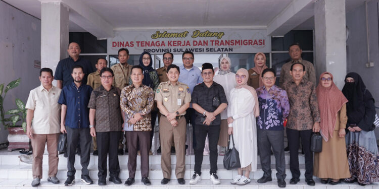 KOMISI IV DPRD Kalsel saat berkunjung ke Disnakertrans Sulsel