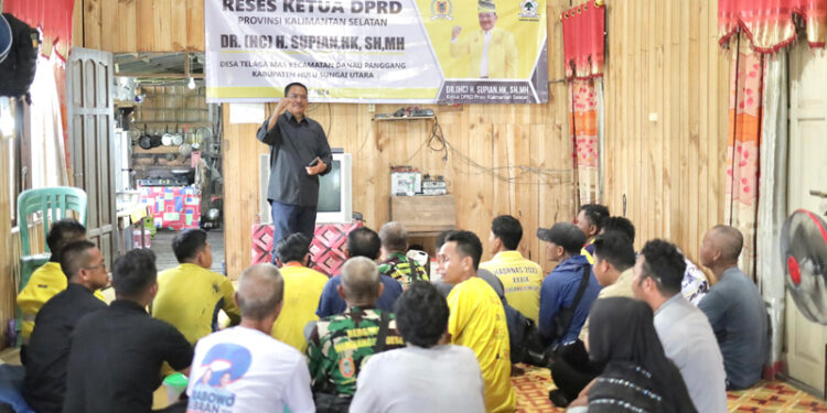 KETUA DPRD Kalsel Dr (HC) H Supian HK SH MH saat melaksanakan reses dengan warga Kabupaten HSU.
