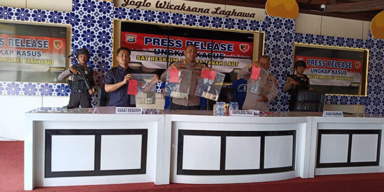 PRESS RELEASE - Kapolres Tanah Laut AKBP M Junaeddy Johnny di dampingi Kasat Reskrim Iptu Satria Madangkara Saprudin menunjukan para pelaku dan barang bukti empat unit sepeda motor saat press release kasus curanmor, Selasa (21/5).