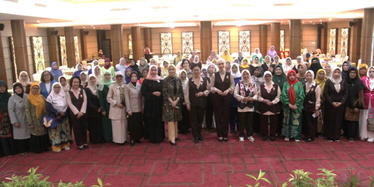 KETUA Umum Keluarga Besar Wirawati Catur Panca Pia Megananda berfoto bersama pengurus lainnya usai menggelar FGD.