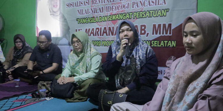 WAKIL Ketua DPRD Kalsel Hj Mariana saat Sosialisasi Revitalisasi dan Aktualisasi Nilai-nilai Ideologi pancasila di Desa Satui Barat, Kecamatan Satui, Kabupaten Tanah Bumbu.