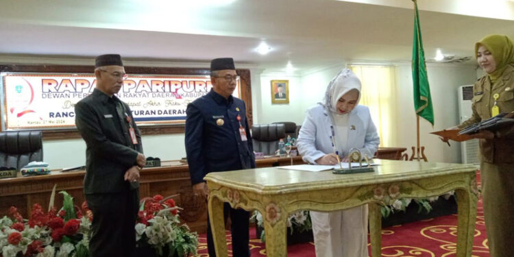 PJ Bupati Tapin M Syarifuddin bersama Wakil Ketua II DPRD Hj Herny Mustika saat penandatanganan nota kesepakatan, Senin (27/5).