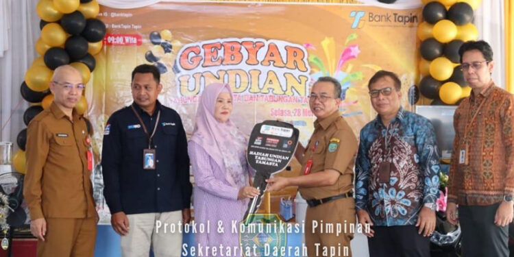 PJ Bupati Tapin M Syarifuddin bersama Sekda H Sufiansyah dan Kepala BPR Tapin Selatan Hipka Mubadi saat menyerahkan hadiah undian kepada nasabah yang beruntung, Selasa (28/5).