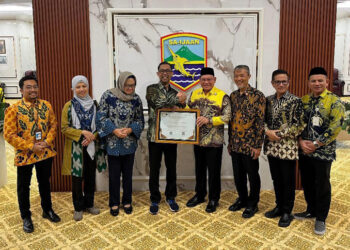 Kepala Kanwil Direktorat Jenderal Perbendaharaan (DJPb) Provinsi Kalimantan Selatan, Syafriadi saat menyerahkan penghargaan Kemenkeu kepada Pemkab Kotabaru dan diterima langsung Bupati Kotabaru, H Sayed Jafar.