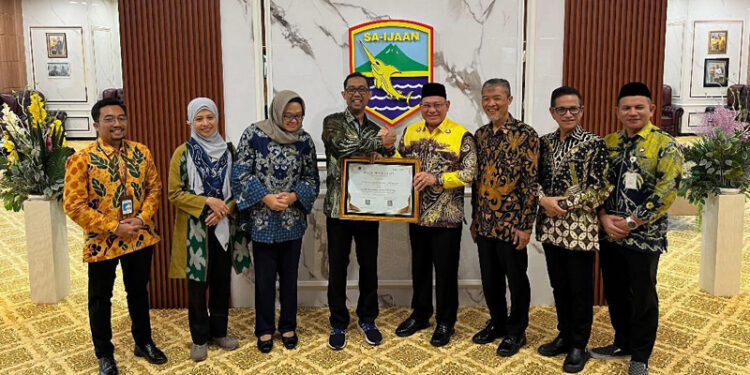 Kepala Kanwil Direktorat Jenderal Perbendaharaan (DJPb) Provinsi Kalimantan Selatan, Syafriadi saat menyerahkan penghargaan Kemenkeu kepada Pemkab Kotabaru dan diterima langsung Bupati Kotabaru, H Sayed Jafar.