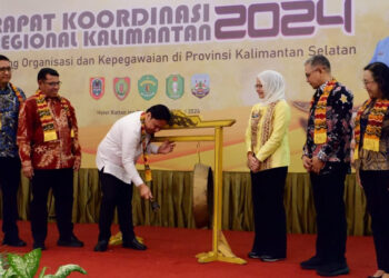 Sekretaris Daerah Provinsi (Sekdaprov) Kalimantan Selatan, Roy Rizali Anwar memukul gong sebagai tanda dibukanya Rakor Regional Kalimantan Bidang Organisasi dan Kepegawaian di Hotel Rattan Inn Banjarmasin.