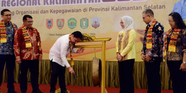 Sekretaris Daerah Provinsi (Sekdaprov) Kalimantan Selatan, Roy Rizali Anwar memukul gong sebagai tanda dibukanya Rakor Regional Kalimantan Bidang Organisasi dan Kepegawaian di Hotel Rattan Inn Banjarmasin.