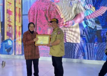 Sekretaris Dinas Sosial Provinsi Kalimantan Selatan, Murjani, MPd ketika menerimakan penghargaan untuk Paman Birin (Gubernur Kalsel) dari Menteri Sosial (Mensos), Tri Rismaharini, di Aceh Utara.