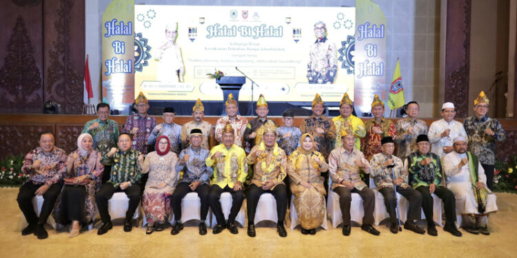 FOTO BERSAMA - Gubernur Kalsel Sahbirin Noor bersama Ketua DPRD Kalsel H Supian HK berfoto bersama usai acara acara Halal Bihalal KBB Jabodetabek, di Gedung Manggala Wanabakti, Jakarta Pusat, Sabtu (4/5).