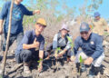 TANAM MANGROVE - Ketua PWM Kalsel Prof Ridhahani bersama Ketua Majelis Lingkungan Hidup PWM Kalsel Fathurrahman saat menanam bibit pohon Mangrove di Desa Tungkaran Naik, Kecamatan Jorong, Kabupaten Tanah Laut akhir pekan lalu.