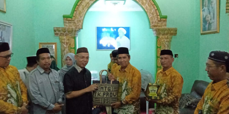 SEKDA Tapin H Sufiansyah saat menyerahkan cinderamata kepada Ketua Rombongan Kafilah Kabupaten Banjar, Rabu (1/5).