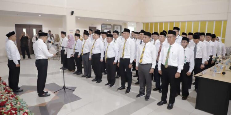 Gubernur Kalimantan Selatan, H Sahbirin Noor diwakili Plt Kepala Biro Kesra Setdaprov Kalsel, Ahmad Solhan saat mengukuhkan Panitia Penyelenggara Ibadah Haji (PPIH) Embarasi Haji Banjarmasin, di Banjarbaru 